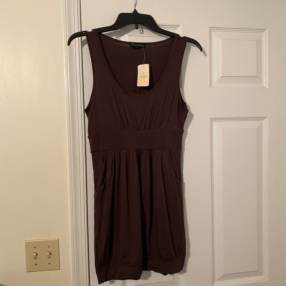 NWT. Forever 21 Scoop neck dress with pockets. Band at bottom. Olive. S/P